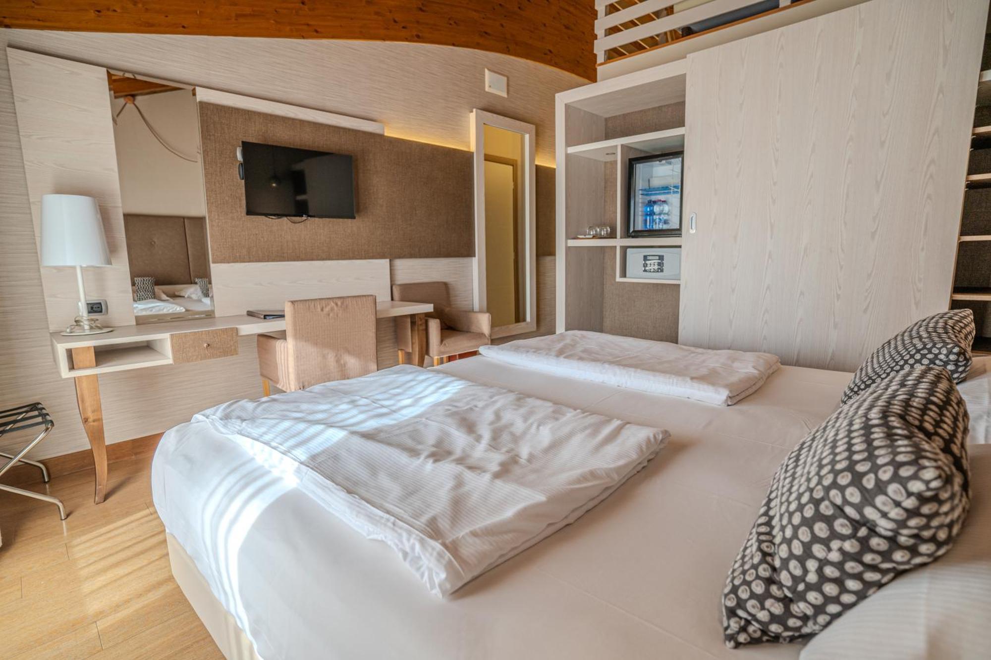 Hotel Galvani Торри-дель-Бенако Экстерьер фото