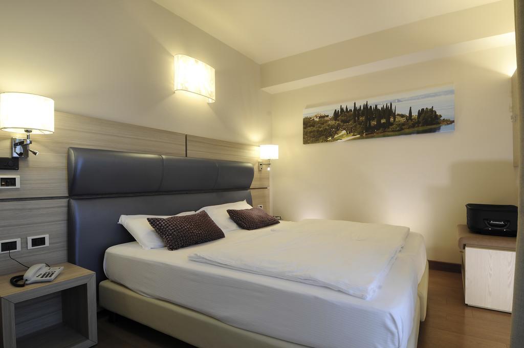 Hotel Galvani Торри-дель-Бенако Экстерьер фото