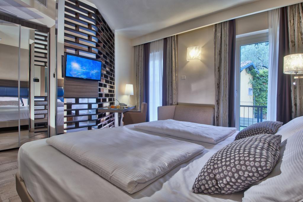Hotel Galvani Торри-дель-Бенако Экстерьер фото